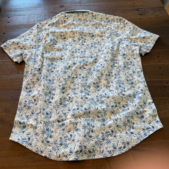 Men's Blue and White Patterned performance seersucker Shirt - Picture 4 of 5